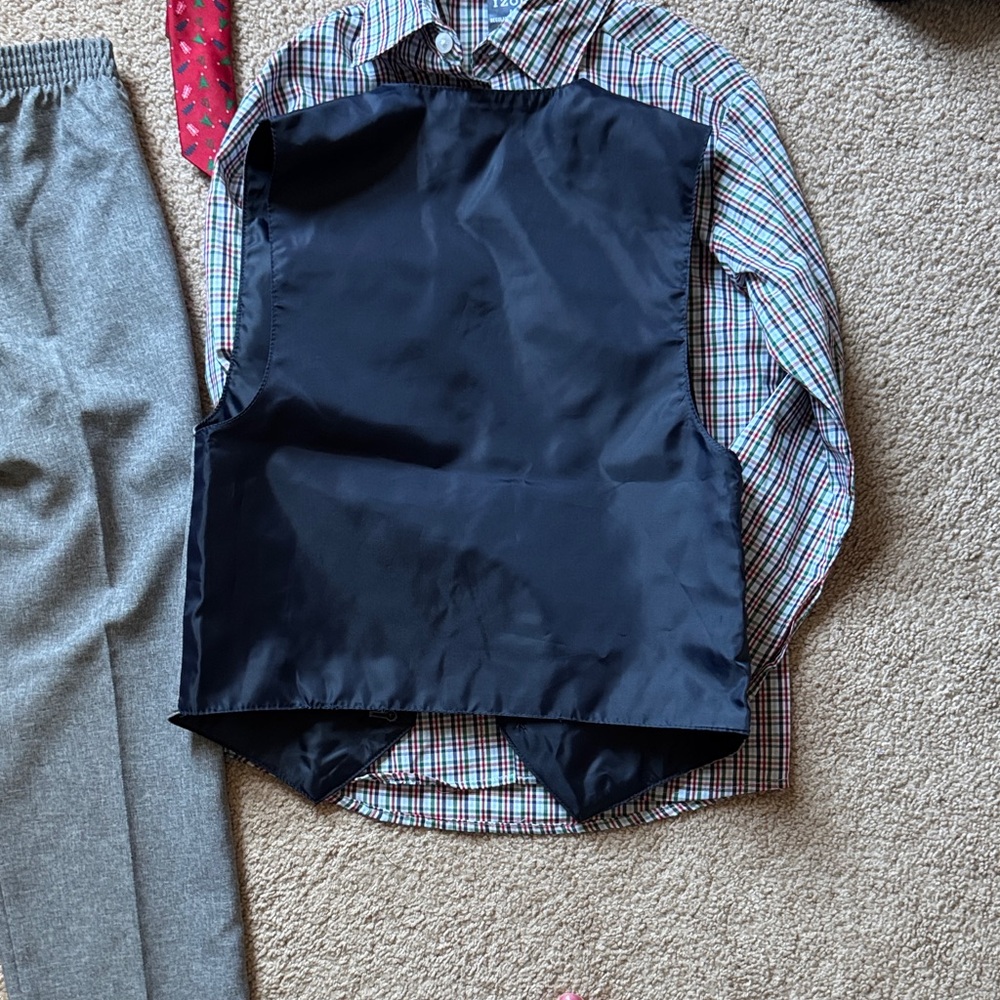 Izod Gray Suit Set with Plaid Shirt and Red HolidayTie, Boys 8 - Picture 7 of 7